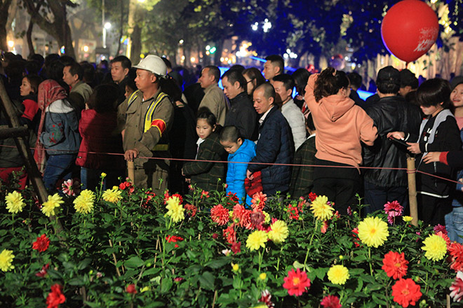 Vườn hoa ven Hồ Gươm &#34;sống sót&#34; sau đêm Giao thừa - 6