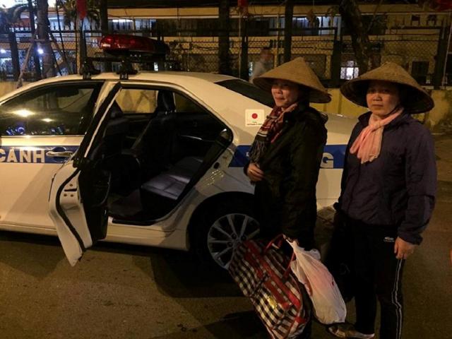 Đêm Giao thừa, 2 phụ nữ được CSGT đưa về quê ăn Tết