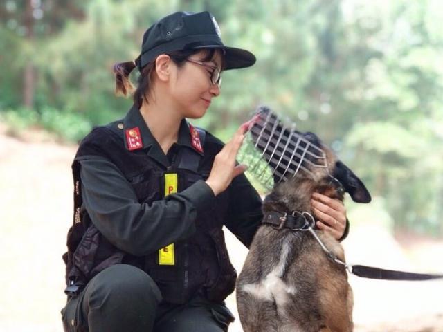 Tin tức trong ngày - Nữ cảnh sát xinh đẹp tiết lộ bí quyết huấn luyện chó nghiệp vụ