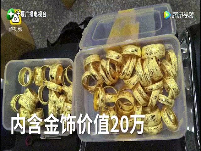 Thế giới - TQ: Nhặt được túi đồ rơi, sốc khi thấy số châu báu bên trong