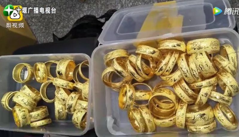 TQ: Nhặt được túi đồ rơi, sốc khi thấy số châu báu bên trong - 2