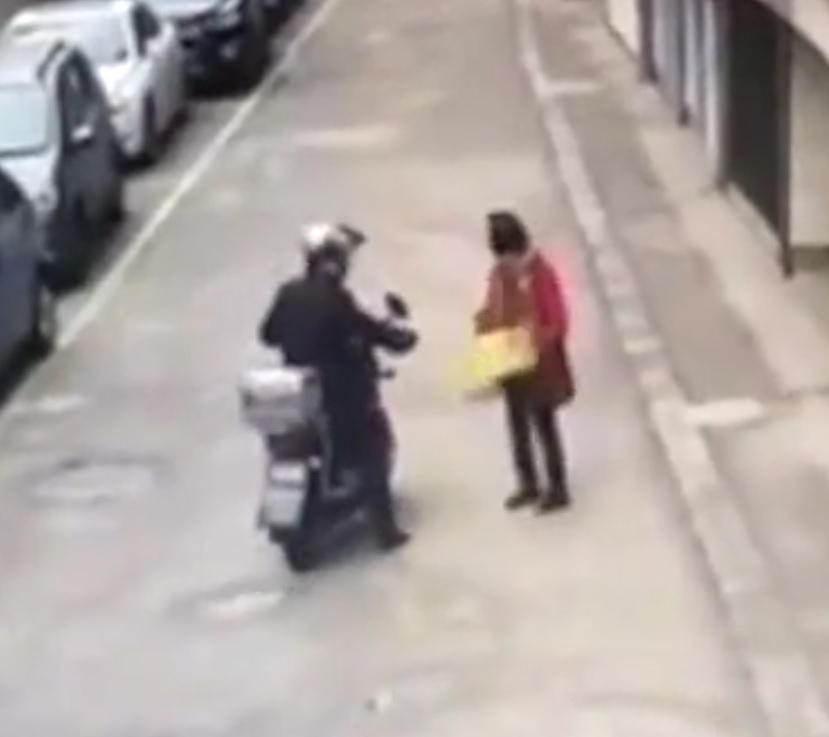 TQ: Nhặt được túi đồ rơi, sốc khi thấy số châu báu bên trong - 1