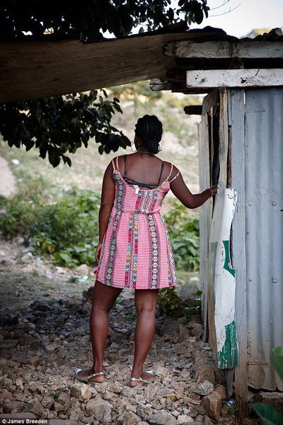Sếp tổ chức cứu nạn lớn bị tố ngủ với gái mại dâm Haiti 6 tháng - 1