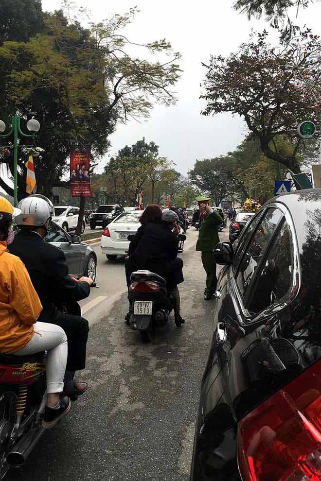 Người dân đi du xuân đầu năm, đường phố Hà thành kẹt cứng - 13