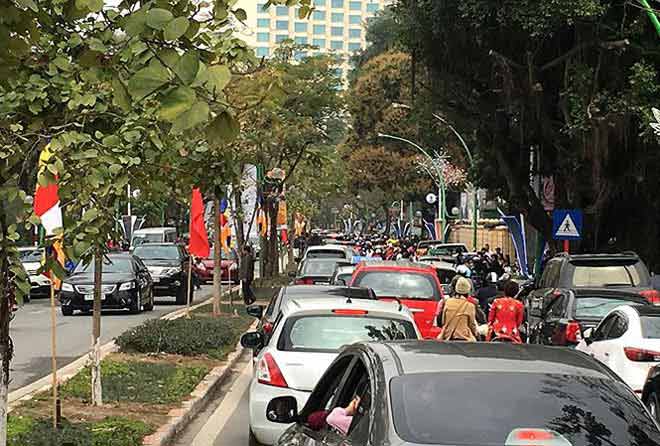 Người dân đi du xuân đầu năm, đường phố Hà thành kẹt cứng - 1