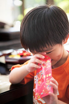 “Muối mặt” với khách vì bao lì xì của con - 2