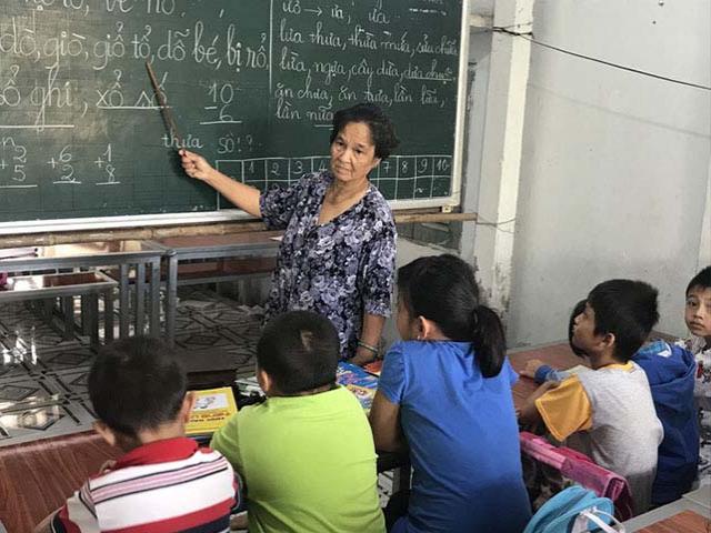 Cô giáo 40 năm dạy chữ miễn phí cho trẻ nghèo