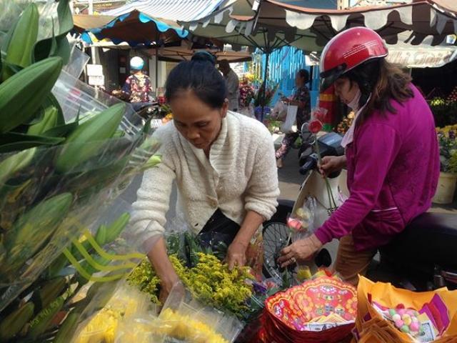 Thị trường - Tiêu dùng - Giật mình rau xanh bán ở chợ lẻ Sài Gòn