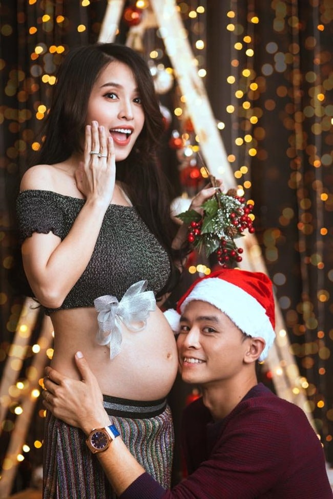 Trong bộ ảnh Giáng Sinh 2017 chụp cùng ông xã, nữ diễn viên Tú Vi bất ngờ khoe bụng bầu 6 tháng.