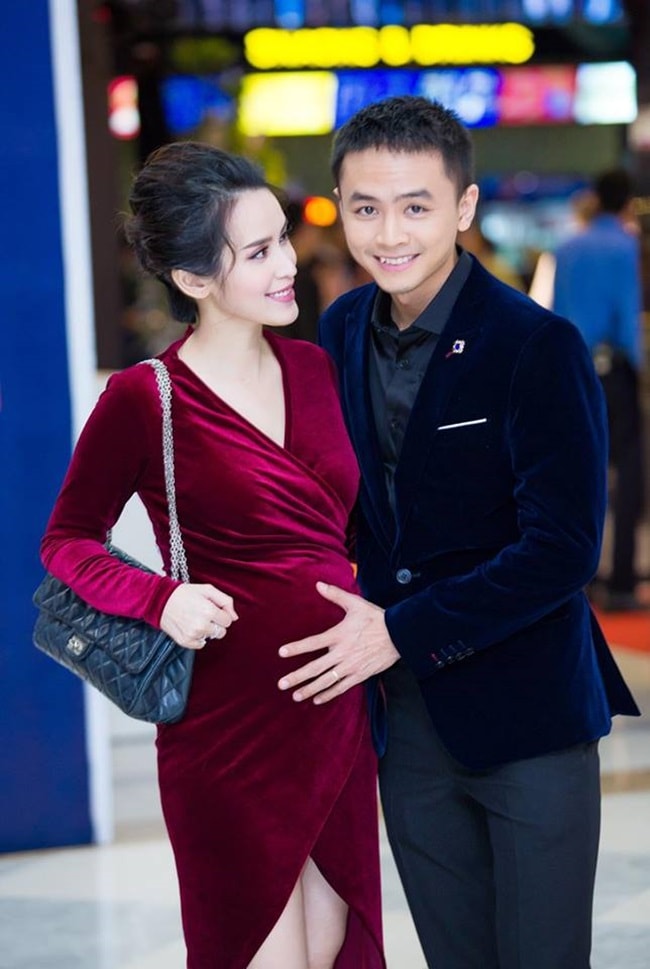 Vậy là sau 2 năm kết hôn, Tú Vi và Văn Anh cũng chào đón đứa con đầu lòng. Mặc dù mang thai nhưng Tú Vi vẫn thường xuyên xuất hiện trong các sự kiện với sự hộ tống của chồng.