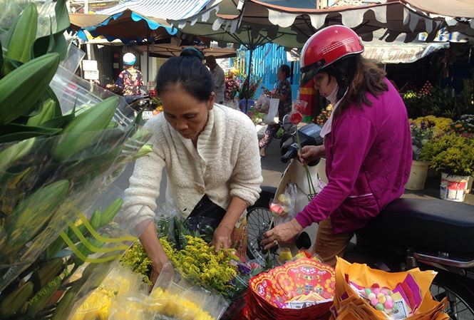 Giật mình rau xanh bán ở chợ lẻ Sài Gòn - 1