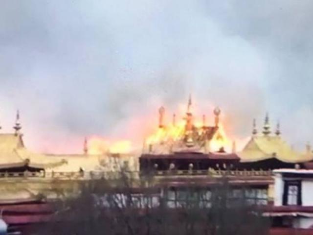 Thế giới - Chùa thiêng bậc nhất Tây Tạng bốc cháy