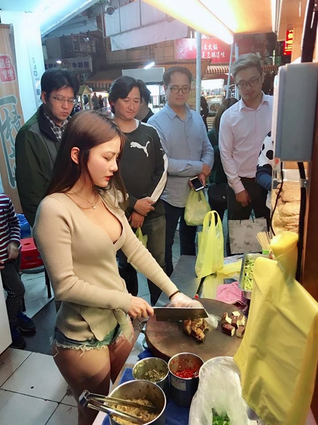 Sự xuất hiện của Tiểu Đào Tử ở quán thịt nướng vỉa hè nhanh chóng thu hút khách nam. Nhiều người chịu khó đứng chờ tới lượt mua hàng.