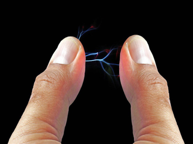 Công nghệ thông tin - Vì sao bạn bị điện giật khi chạm vào đồ vật mùa đông?