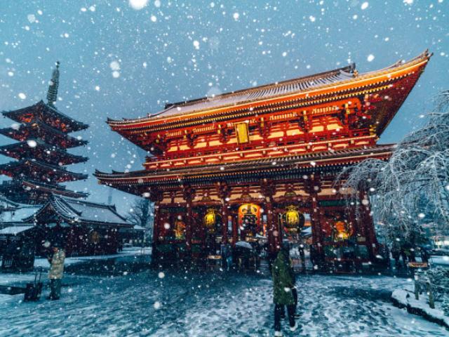 Vẻ lãng mạn của thành phố Tokyo dưới mưa tuyết