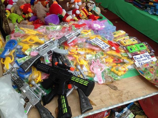 Thị trường - Tiêu dùng - Đưa trẻ đi chơi tết, coi chừng đồ chơi không rõ nguồn gốc