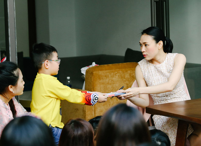 Fan nhí 5 tuổi thức từ 3h sáng, đến tận nhà chúc Tết Mỹ Tâm - 3