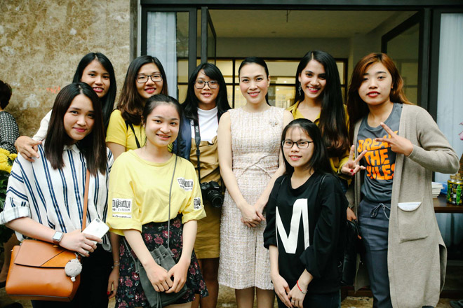 Fan nhí 5 tuổi thức từ 3h sáng, đến tận nhà chúc Tết Mỹ Tâm - 6