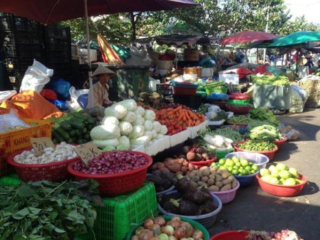 Thị trường - Tiêu dùng - Chợ bán tấp nập ngày mùng 4, người mua vẫn ‘nghỉ Tết’