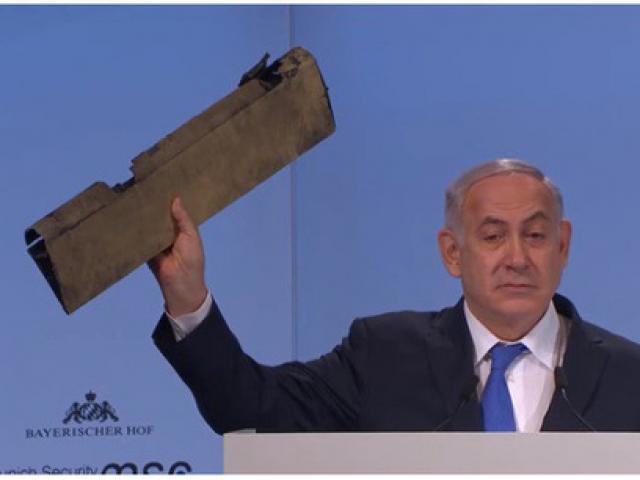 Thế giới - Thủ tướng Israel đưa mảnh vỡ máy bay tới hội nghị Đức "vỗ mặt" Iran