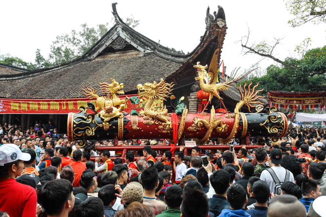 Xem trai làng cởi trần, rước pháo “khủng” tại ngôi làng tỷ phú ở Việt Nam - 2