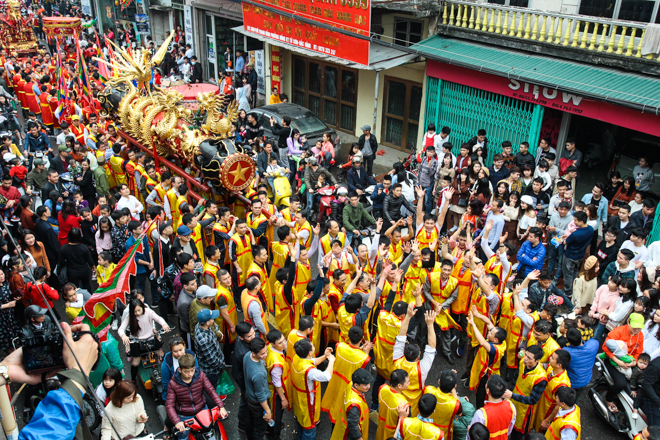 Xem trai làng cởi trần, rước pháo “khủng” tại ngôi làng tỷ phú ở Việt Nam - 1