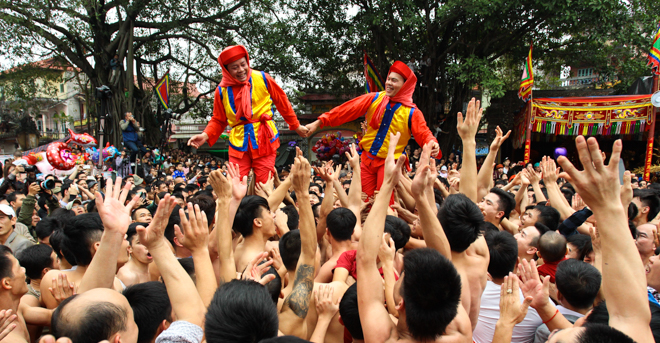 Xem trai làng cởi trần, rước pháo “khủng” tại ngôi làng tỷ phú ở Việt Nam - 6