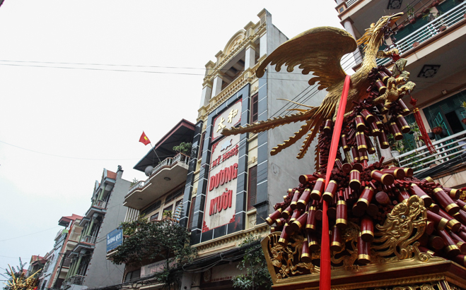 Xem trai làng cởi trần, rước pháo “khủng” tại ngôi làng tỷ phú ở Việt Nam - 4