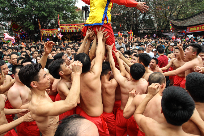 Xem trai làng cởi trần, rước pháo “khủng” tại ngôi làng tỷ phú ở Việt Nam - 7