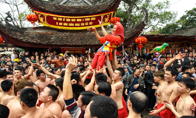 Xem trai làng cởi trần, rước pháo “khủng” tại ngôi làng tỷ phú ở Việt Nam - 8
