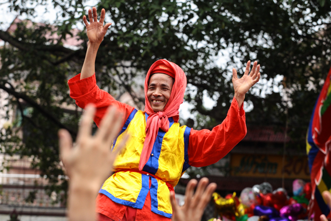 Xem trai làng cởi trần, rước pháo “khủng” tại ngôi làng tỷ phú ở Việt Nam - 10