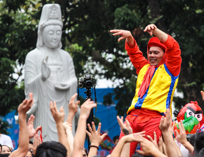 Xem trai làng cởi trần, rước pháo “khủng” tại ngôi làng tỷ phú ở Việt Nam - 9