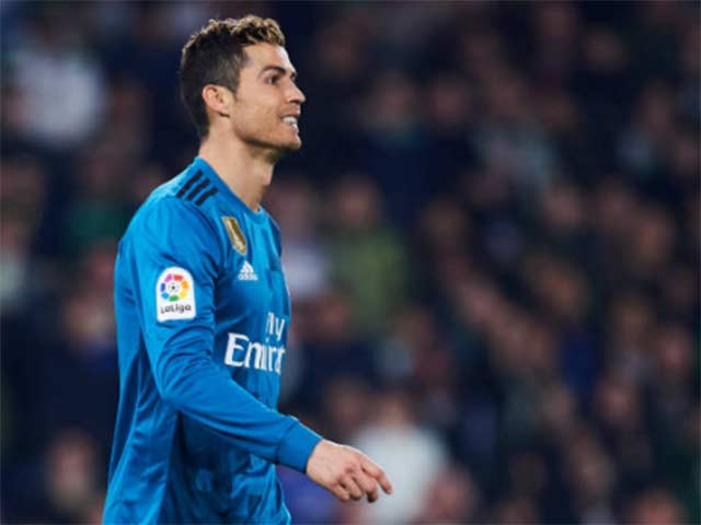 “Vua” Ronaldo 6 trận ghi 10 bàn: Quân bình Messi, châu Âu sợ hãi