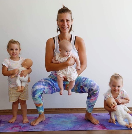 Mẹ 3 con dùng các con thay tạ tập gym và kết quả bất ngờ - 4