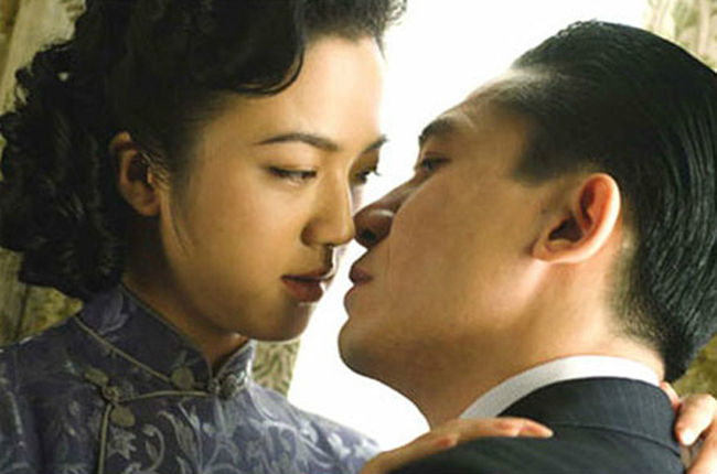 Trong sự nghiệp đóng phim, Lương Triều Vỹ có nhiều cảnh nóng với bạn diễn nữ xinh đẹp, nhất là với Thang Duy trong "Sắc, giới".