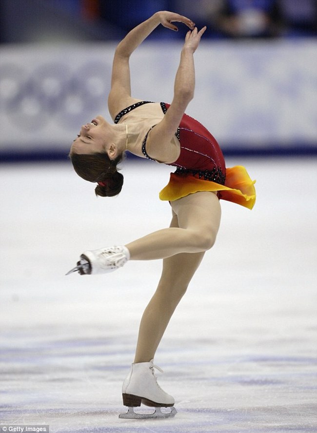 Mỗi trang phục của vận động viên trượt băng nghệ thuật được đính kết hàng nghìn viên đá pha lê, chẳng kém cạnh những chiếc đầm dạ hội cầu kỳ.