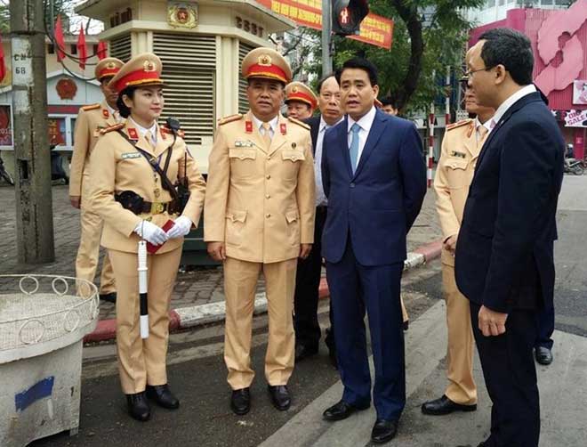 Chủ tịch TP Hà Nội lì xì cho nữ CSGT đầu năm - 2