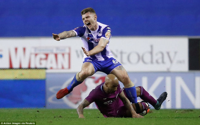 Man City thua sốc FA cup, Pep Guardiola suýt ẩu đả với HLV Wigan - 1