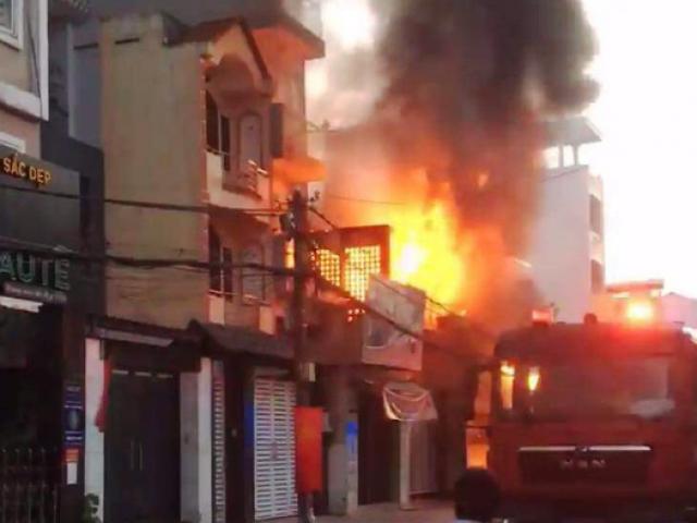 Đi chơi bất cẩn, 14 căn nhà ở TP HCM bốc cháy trong dịp Tết