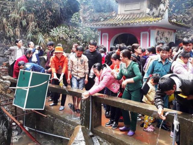 Tin tức trong ngày - Ngàn người chen chân xin "nước thánh" dưới đỉnh ngàn Nưa