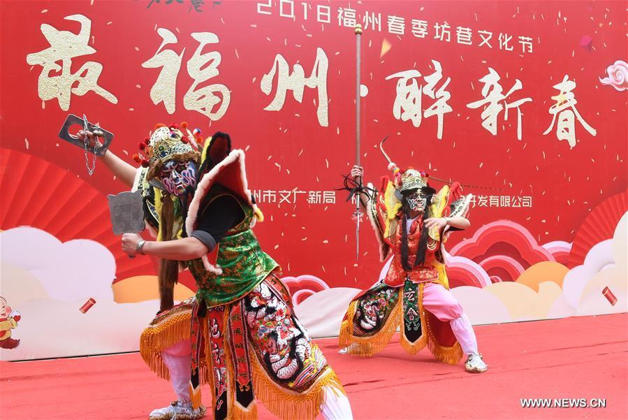 Ảnh: Dân TQ tưng bừng đi cúng Thần Tài, cầu may mắn - 3
