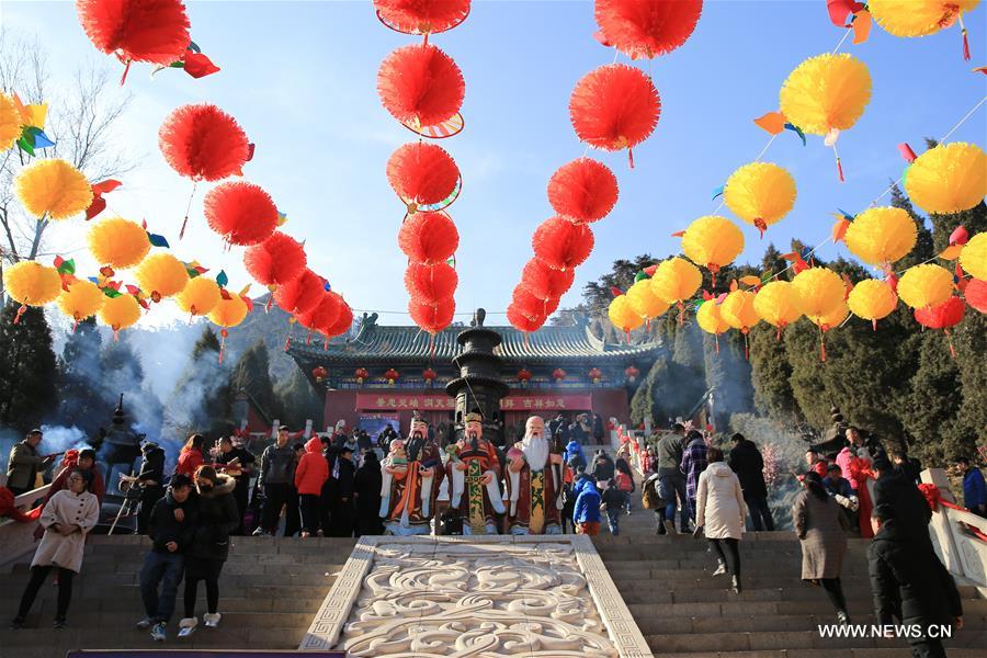 Ảnh: Dân TQ tưng bừng đi cúng Thần Tài, cầu may mắn - 7