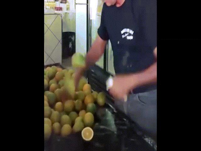 Bạn trẻ - Cuộc sống - Thót tim với màn "chơi đùa" cùng dao của mày râu