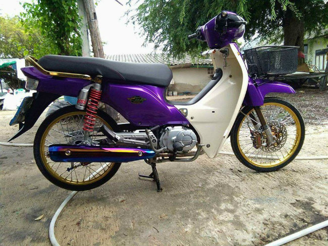 Honda Dream độ màu tím và ống xả màu bọ cánh cứng.