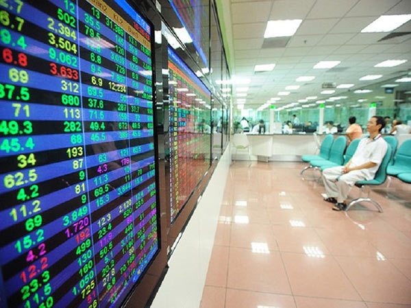 Đầu năm tiền &#39;rầm rập&#39; đổ vào chứng khoán - 1