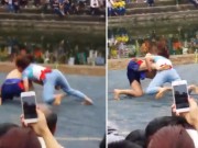 Thể thao - Cô gái trẻ quật ngã 2 đô vật nam: Chấn động hội Xuân 2018