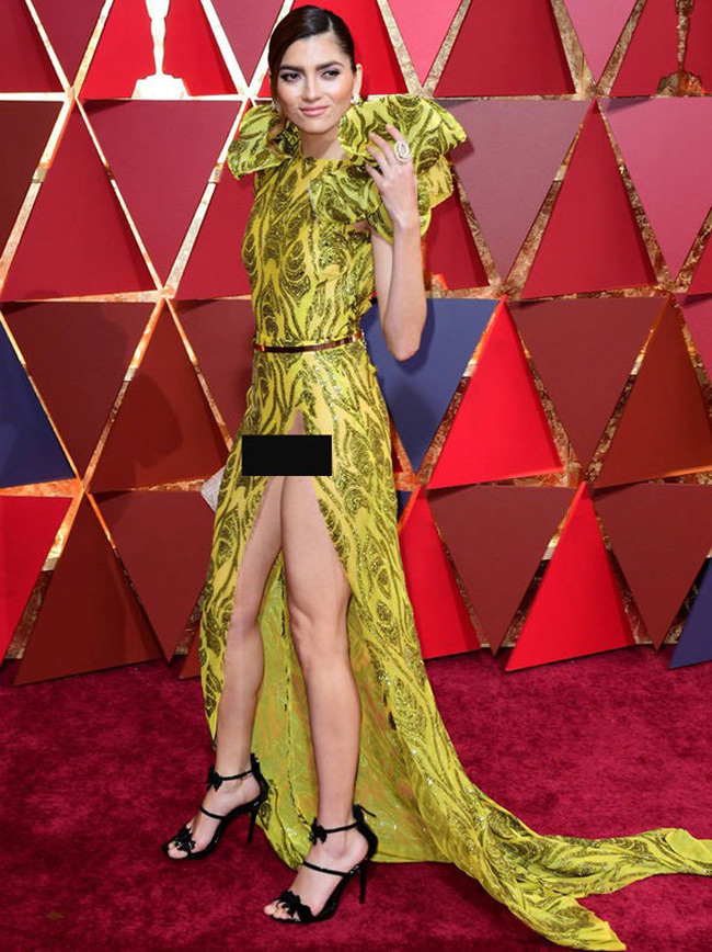 Nữ diễn viên Blanca Blanco đã khiến không ít người nóng mắt tại nhà hát Dolby vì diện váy xẻ cao khiến hớ hênh, làm lộ sự cố quên nội y.