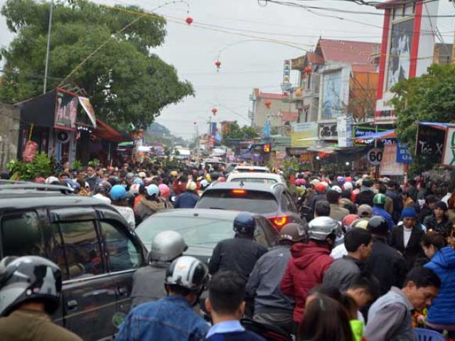 Tin tức trong ngày - Chưa khai hội, đường về phiên chợ “cầu may” đã chật như nêm
