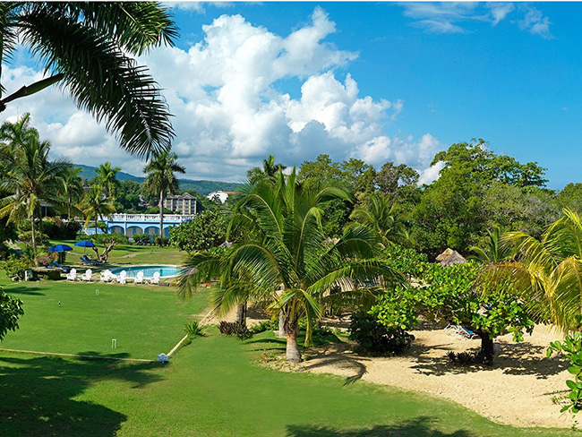 Khách sạn Jamaica ở Ocho Rios, Jamaica có khung cảnh đẹp như tranh phối hợp giữa màu xanh ngút ngàn và một bãi biển tuyệt đẹp.
