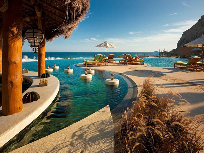 Resort ở Pedregal thuộc Cabo San Lucas cung cấp cho khách các dịch vụ khó nơi nào sánh bằng như mát-xa, nhấm nháp khoai tây chiên và guacamole miễn phí ngay khi vừa đến, và mỗi phòng đều có tầm nhìn hướng ra đại dương.